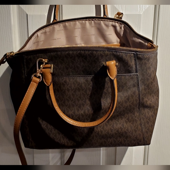 Michael Kors Riley Bag - Picture 2 of 12